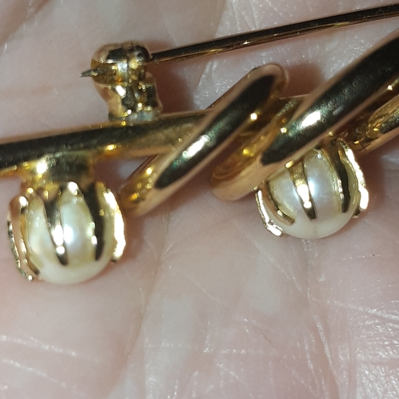 Faux Pearl Brooch - Picture 3 of 4